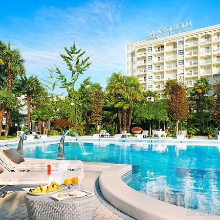 Grand Hotel Trieste & Victoria Abano Terme Ngoại thất bức ảnh The hotel's swimming pool