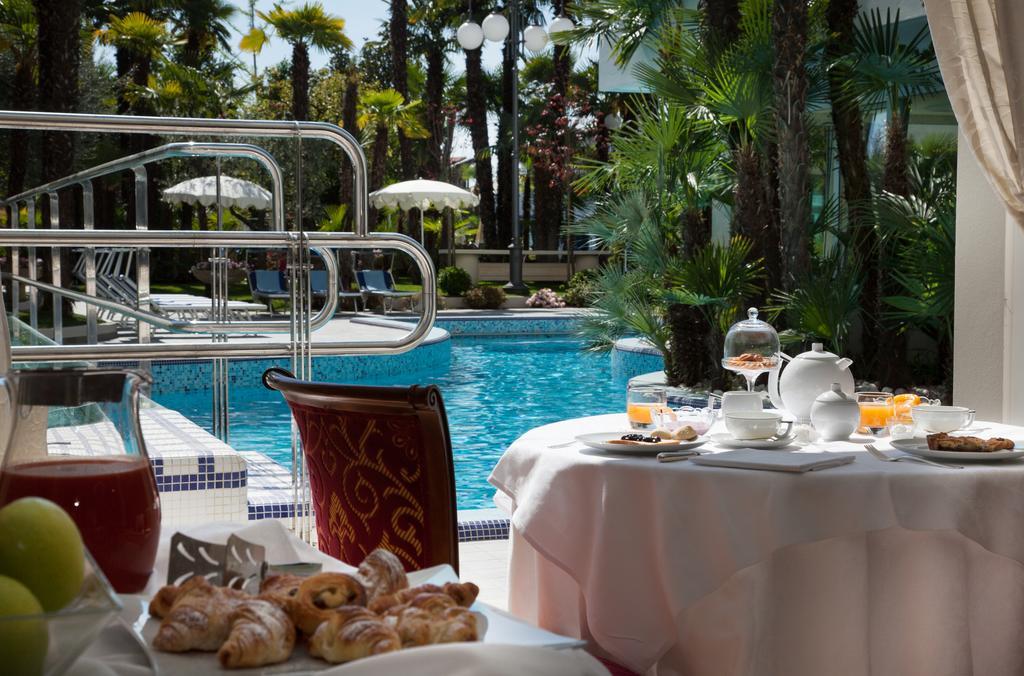 Grand Hotel Trieste & Victoria Abano Terme Ngoại thất bức ảnh The pool at the hotel