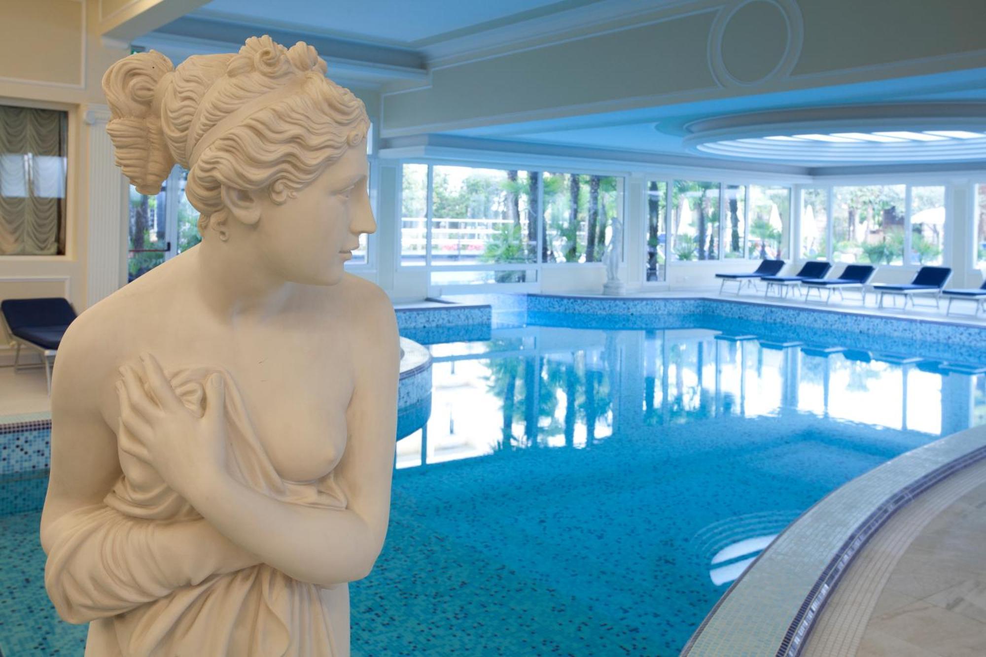 Grand Hotel Trieste & Victoria Abano Terme Ngoại thất bức ảnh The indoor pool at the hotel