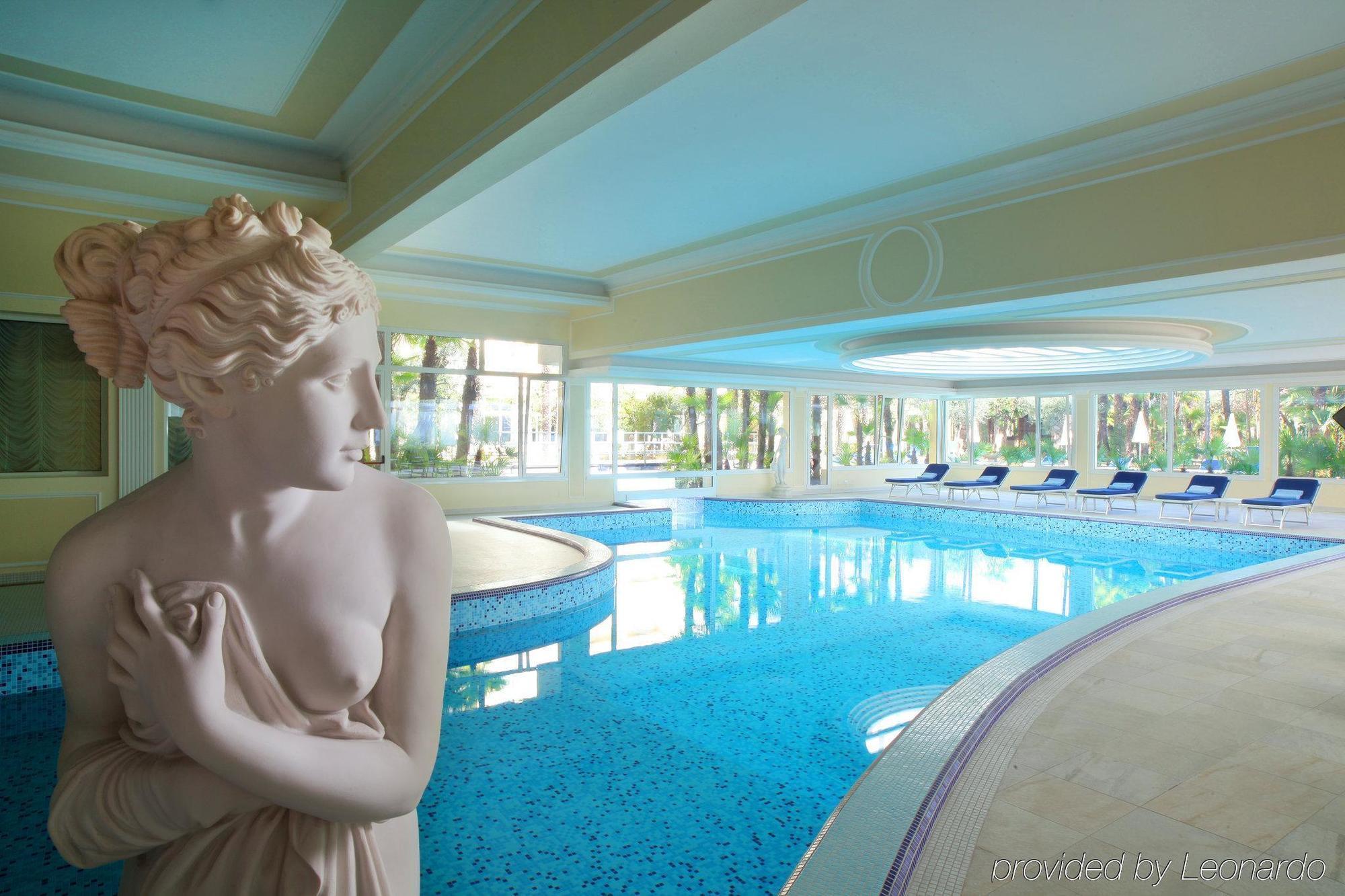 Grand Hotel Trieste & Victoria Abano Terme Ngoại thất bức ảnh The indoor pool at the hotel