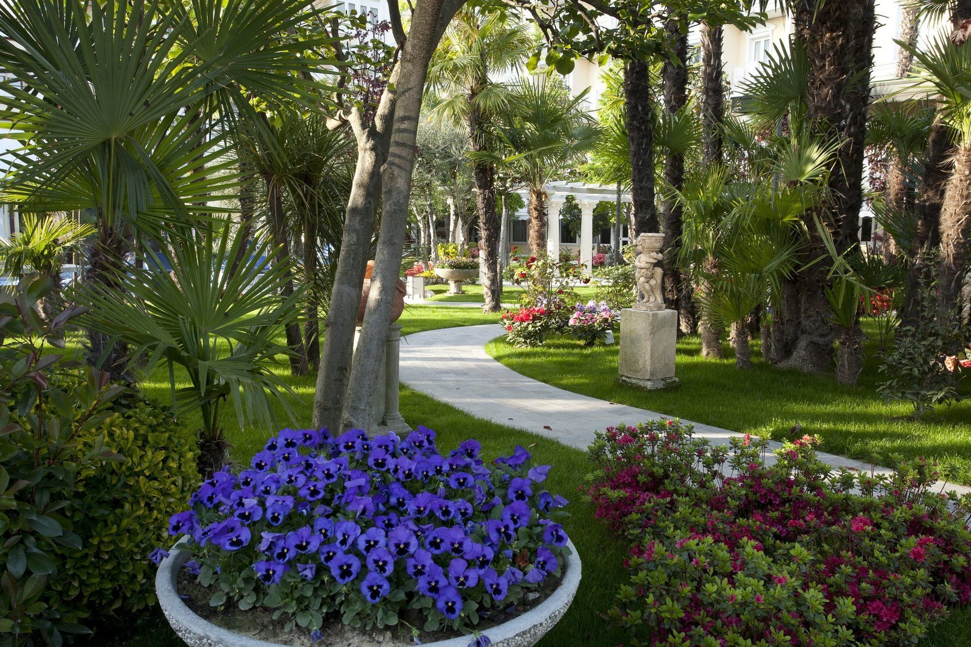 Grand Hotel Trieste & Victoria Abano Terme Ngoại thất bức ảnh The gardens of the hotel