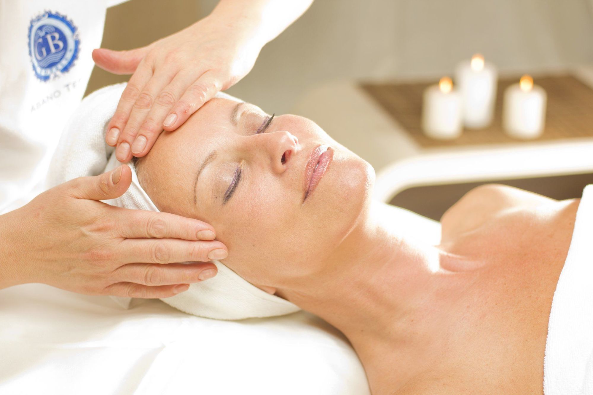 Grand Hotel Trieste & Victoria Abano Terme Ngoại thất bức ảnh A woman receiving a facial treatment