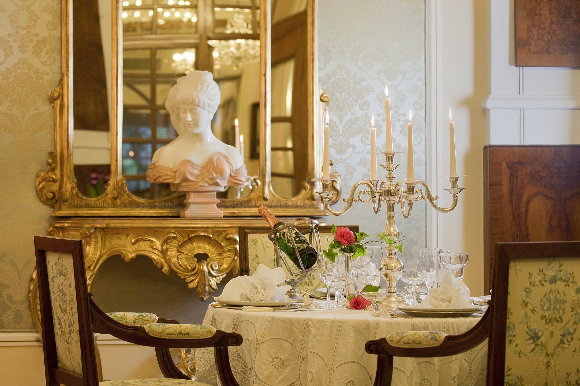 Grand Hotel Trieste & Victoria Abano Terme Nhà hàng bức ảnh A table set for afternoon tea at the Imperial Hotel, Vienna