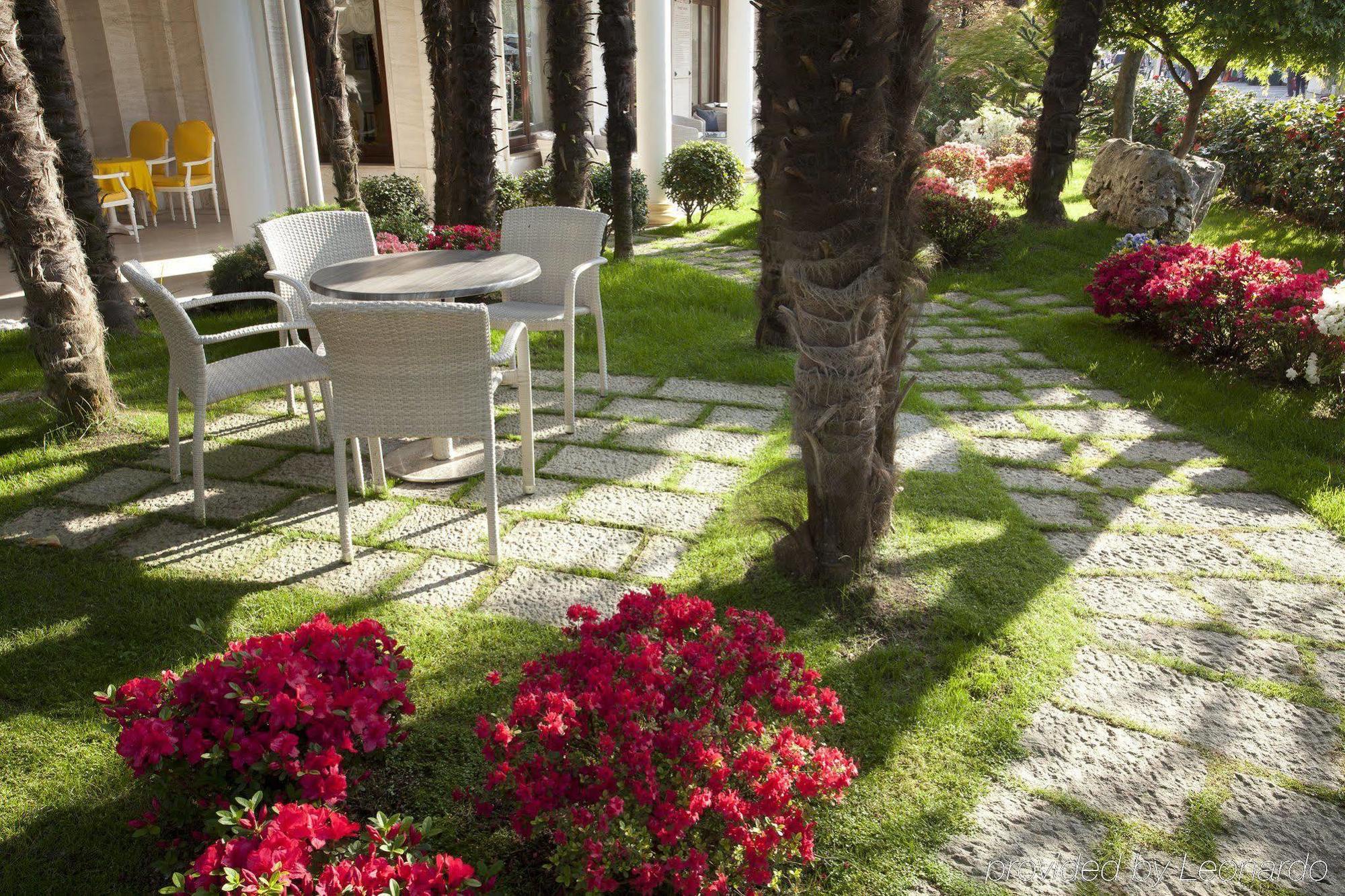 Grand Hotel Trieste & Victoria Abano Terme Ngoại thất bức ảnh The garden of the villa