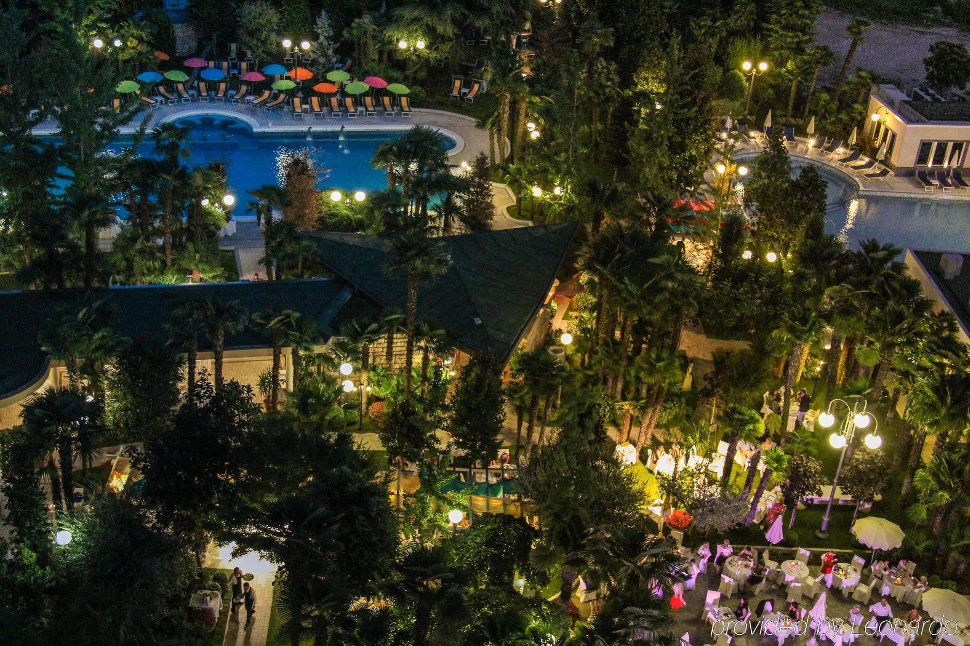 Grand Hotel Trieste & Victoria Abano Terme Ngoại thất bức ảnh The resort at night