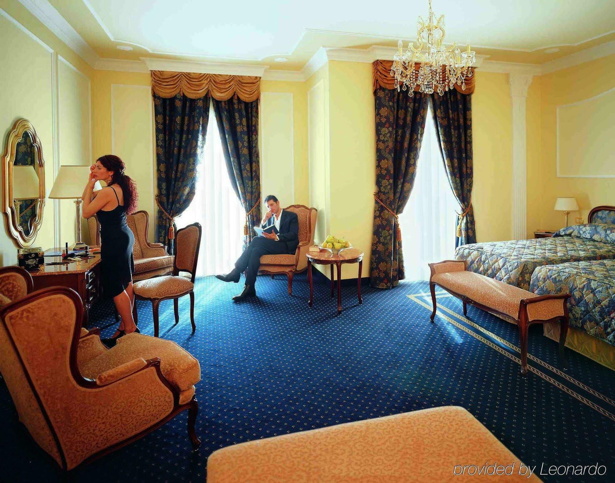 Grand Hotel Trieste & Victoria Abano Terme Ngoại thất bức ảnh A suite at the hotel
